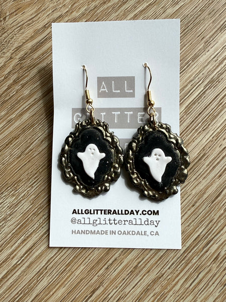 Spooky ghost in frame dangle